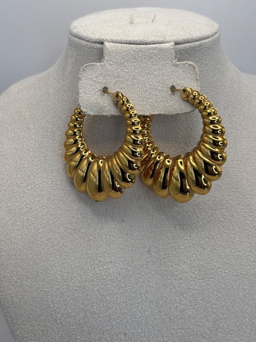 Monet Vintage 90s Gold Tone Scallop Shrimp Puffed Hoop Earrings Statement Signed - Picture 2 of 5